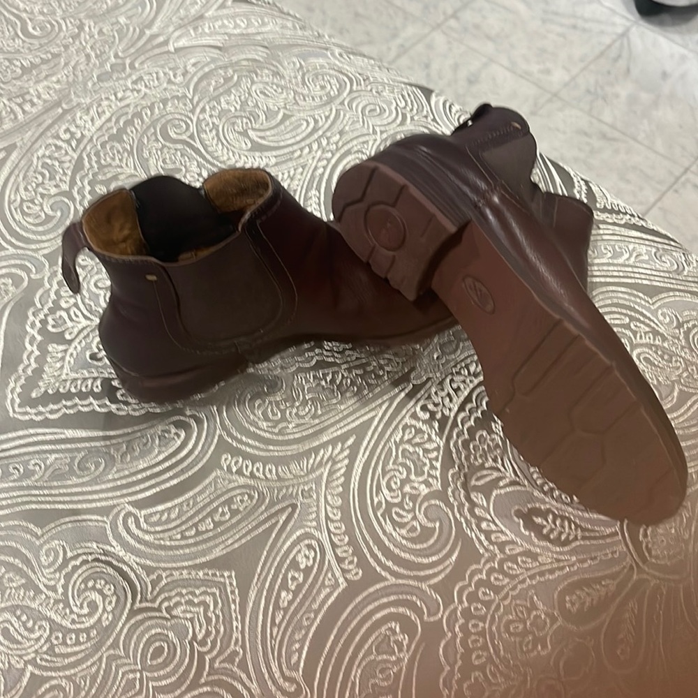 Very comfortable and cute . Sofft ankle bottle in a rich brown color !!🍁🙋‍♀️
